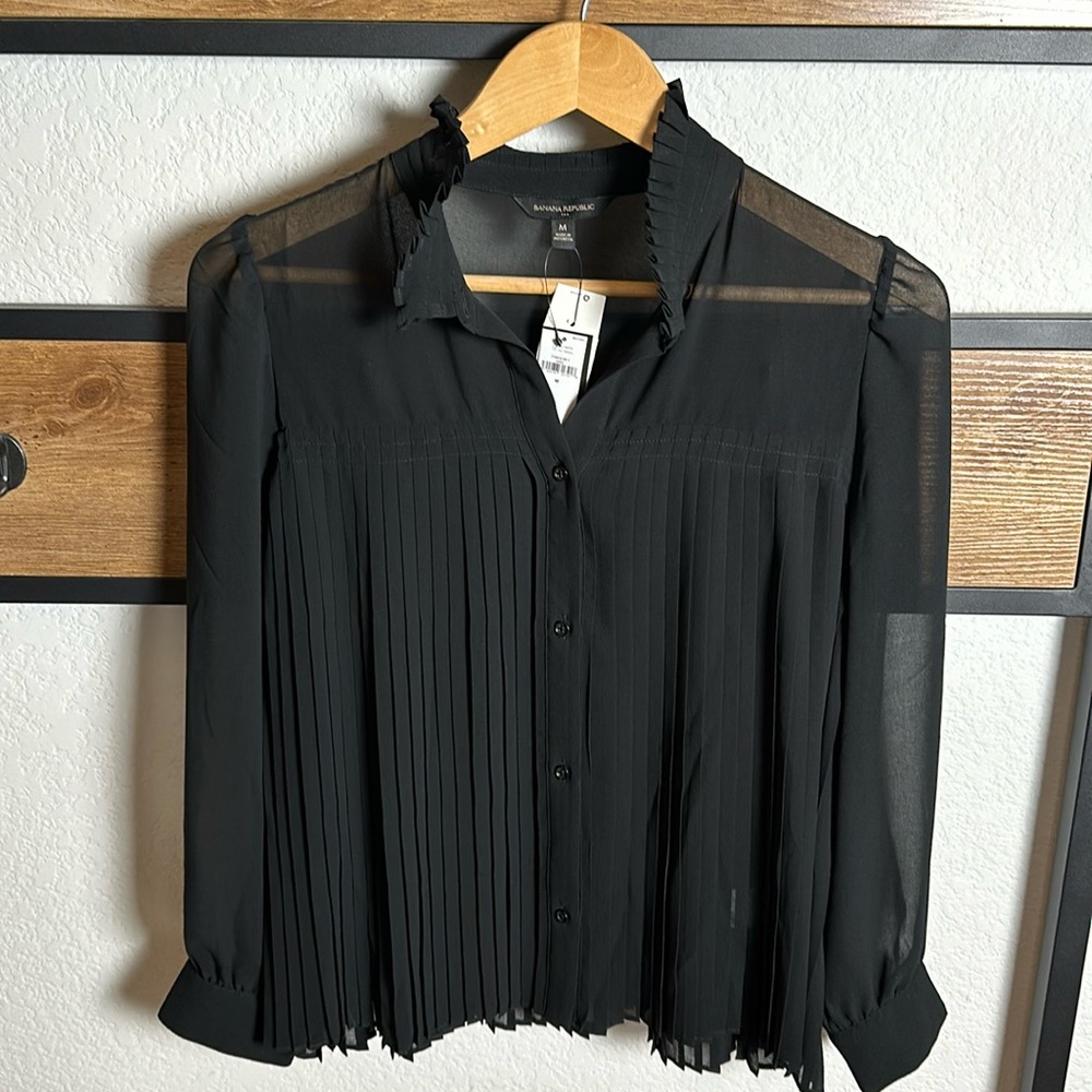 New with tags - Women’s Banana Republic Black Blouse - size medium